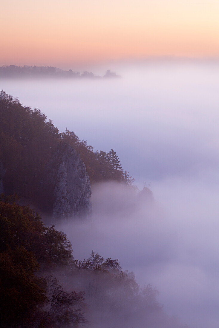 Nebel im Tal der Donau, Blick zum Schloss Werenwag, Naturpark Oberes Donautal, Schwäbische Alb, Baden-Württemberg, Deutschland