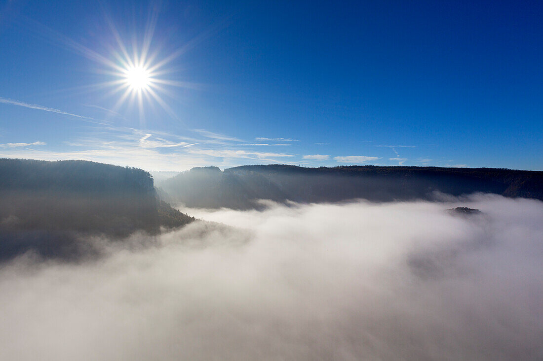 Aufsteigender Nebel an den Felsen im Tal der Donau, Naturpark Oberes Donautal, Schwäbische Alb, Baden-Württemberg, Deutschland