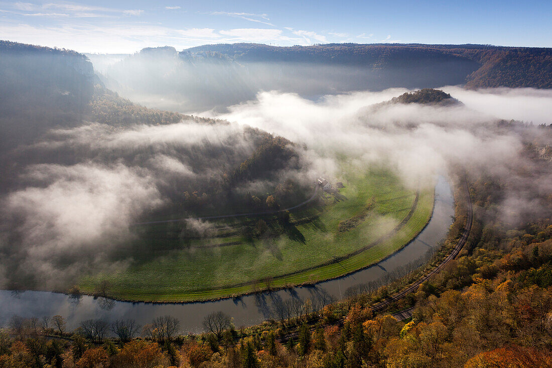 Nebel im Tal der Donau löst sich auf, Naturpark Oberes Donautal, Schwäbische Alb, Baden-Württemberg, Deutschland