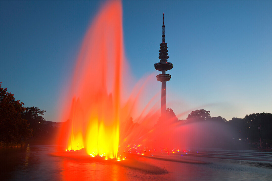 Wasserlichtorgel am Parksee, Fernsehturm im Hintergrund, Planten un Blomen, Hamburg, Deutschland