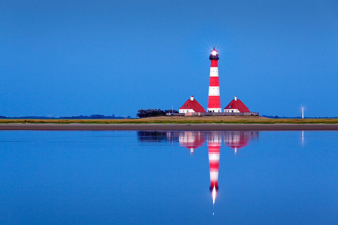 Leuchtturm spiegelt sich im Watt, Leuchtturm Westerhever, Halbinsel Eiderstedt, Schleswig-Holstein, Deutschland