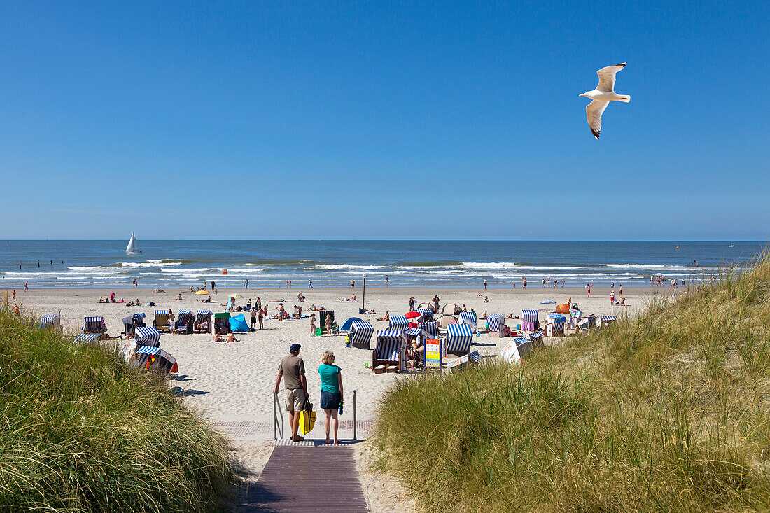 Badegäste auf dem Weg zum Strand, Insel Norderney, Ostfriesland, Niedersachsen, Deutschland