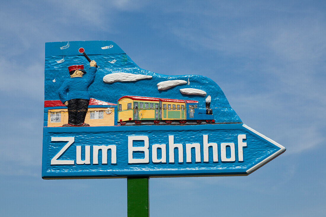 Hinweisschild zum Inselbahnhof, Insel Borkum, Ostfriesland, Niedersachsen, Deutschland