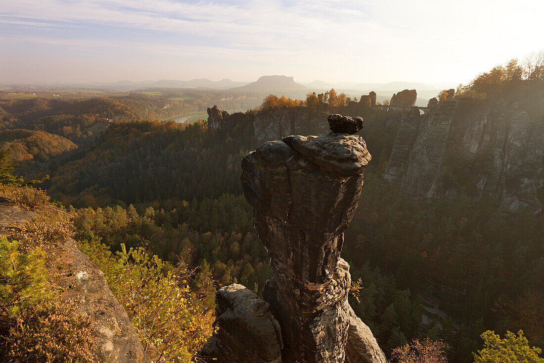 Wehlnadel, Blick zur Bastei, im Hintergrund Lilienstein, Pfaffenstein und Königstein, Nationalpark Sächsische Schweiz, Elbsandsteingebirge, Sachsen, Deutschland