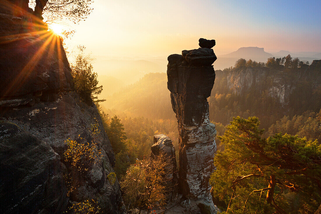 Wehlnadel, Blick zur Bastei, im Hintergrund Lilienstein und Pfaffenstein, Nationalpark Sächsische Schweiz, Elbsandsteingebirge, Sachsen, Deutschland