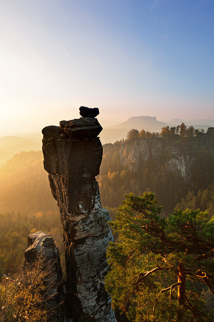 Wehlnadel, Blick zur Bastei, im Hintergrund Lilienstein und Pfaffenstein, Nationalpark Sächsische Schweiz, Elbsandsteingebirge, Sachsen, Deutschland