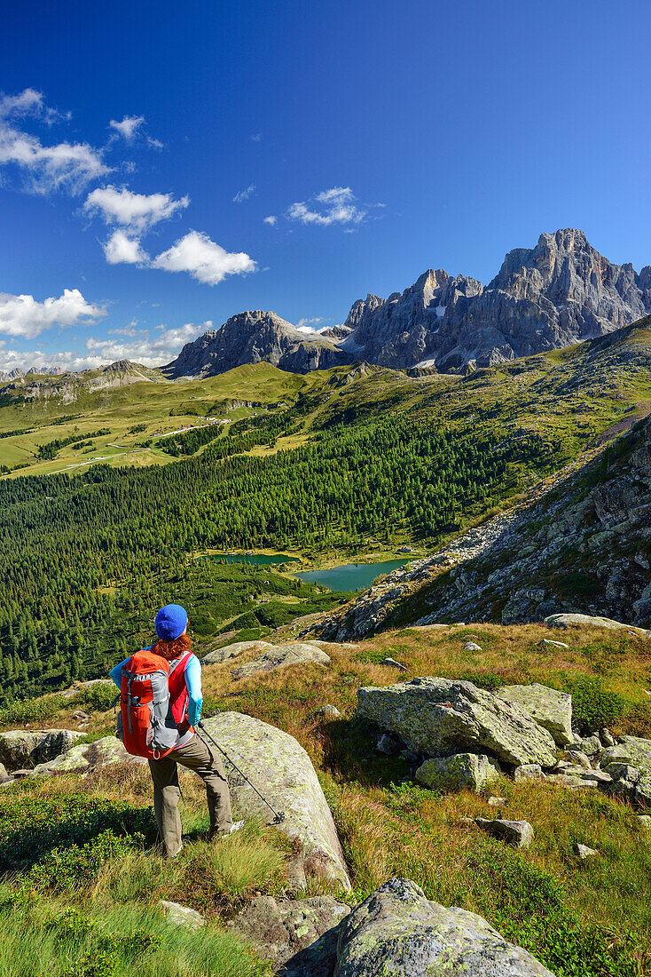 Frau schaut auf Lago Colbricon mit Pala im Hintergrund, Trans-Lagorai, Lagorai-Höhenweg, Lagorai, Dolomiten, UNESCO Welterbe Dolomiten, Trentino, Italien