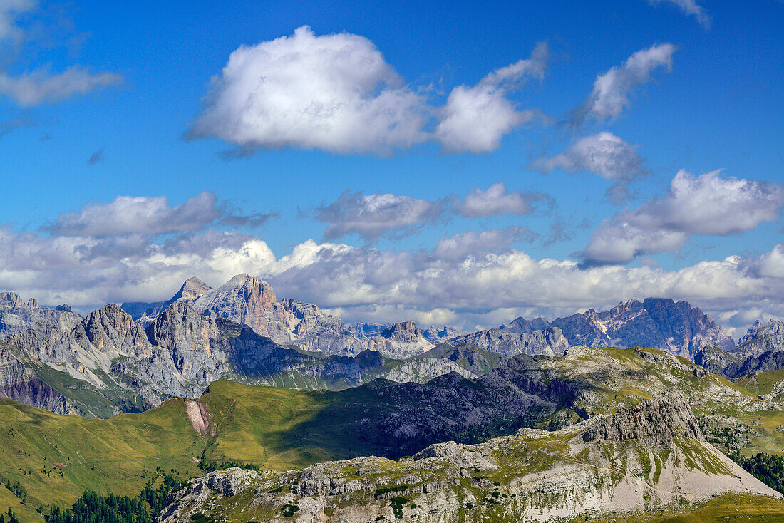 Blick auf Tofana und Monte Cristallo, Trans-Lagorai, Lagorai-Höhenweg, Lagorai, Dolomiten, UNESCO Welterbe Dolomiten, Trentino, Italien