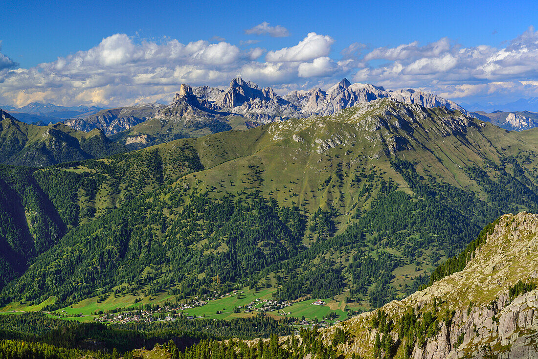 Blick von der Lagorai auf Bellamonte mit Rosengarten-Gruppe im Hintergrund, Trans-Lagorai, Lagorai-Höhenweg, Lagorai, Dolomiten, UNESCO Welterbe Dolomiten, Trentino, Italien