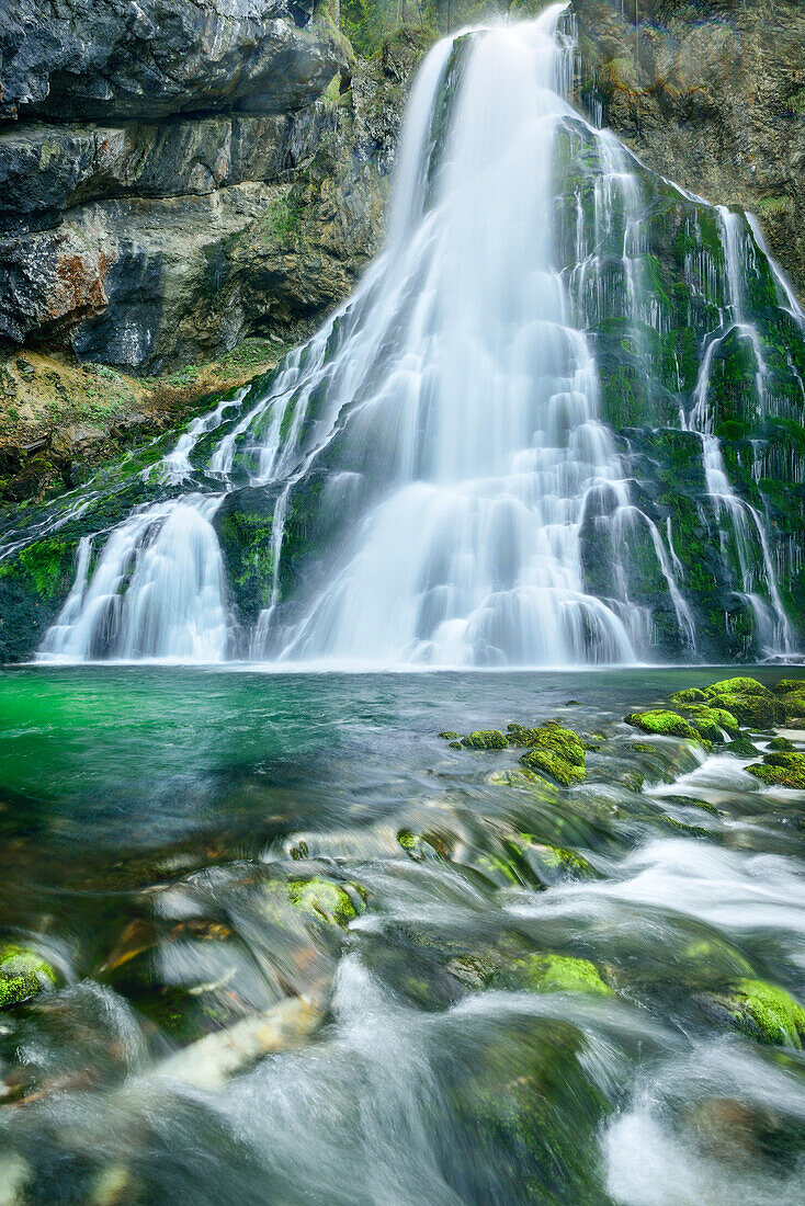 Wasserfall fließt in grünen Gumpen, Gollinger Wasserfall, Golling, Berchtesgadener Alpen, Salzburg, Österreich