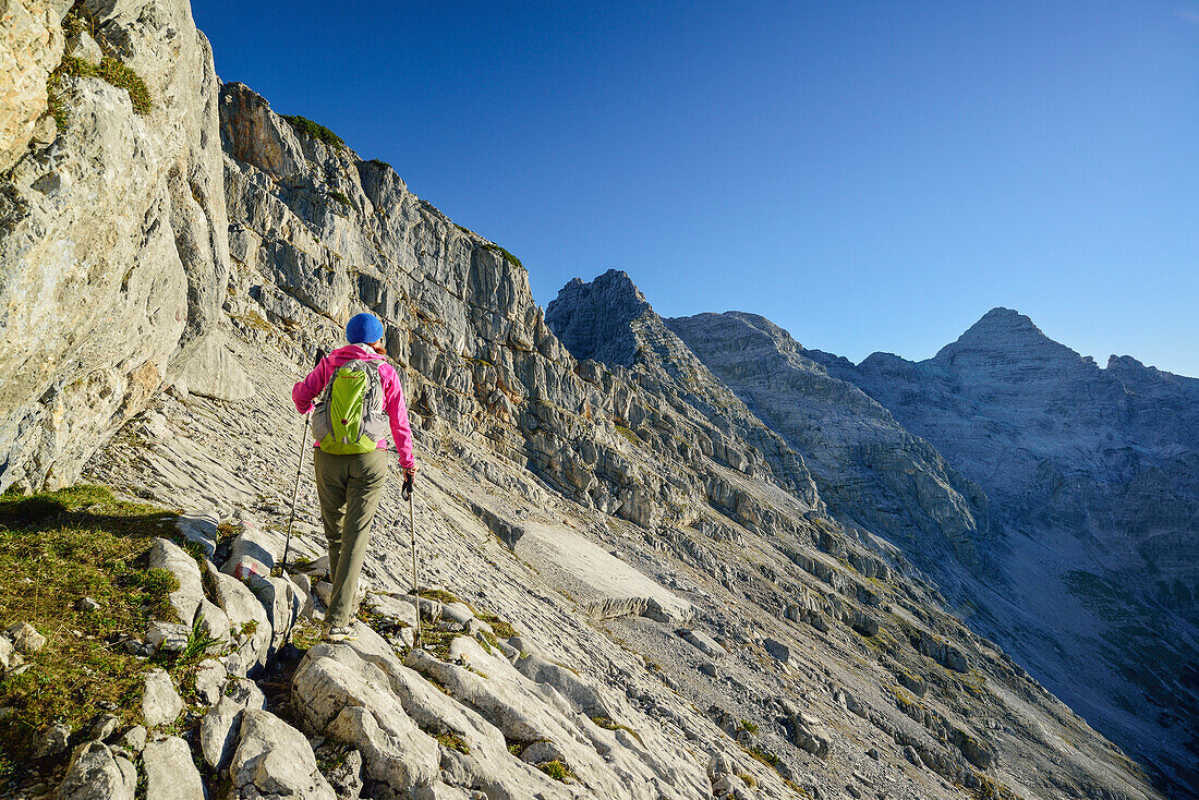 Frau wandert auf Rothorn und Mitterhorn zu, Nurracher Höhenweg, Ulrichshorn, Loferer Steinberge, Tirol, Österreich