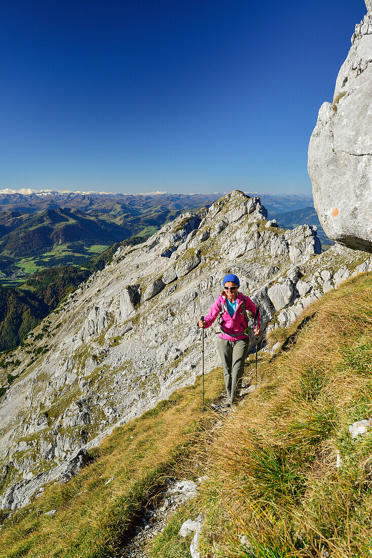 Frau wandert durch herbstliches Gras, Nurracher Höhenweg, Ulrichshorn, Loferer Steinberge, Tirol, Österreich