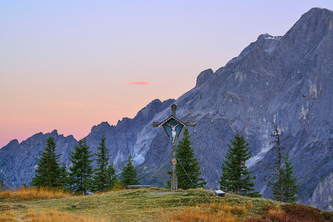 Wegkreuz mit Hochkönig und Großer Bratschenkopf, Berchtesgadener Alpen, Salzburg, Österreich