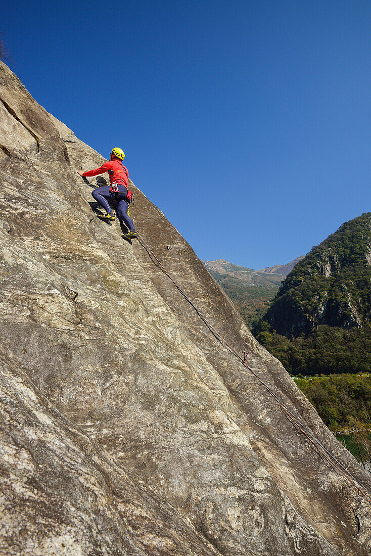 Mann klettert über Gneisfelsen, Torbeccio, Maggiatal, Tessin, Schweiz