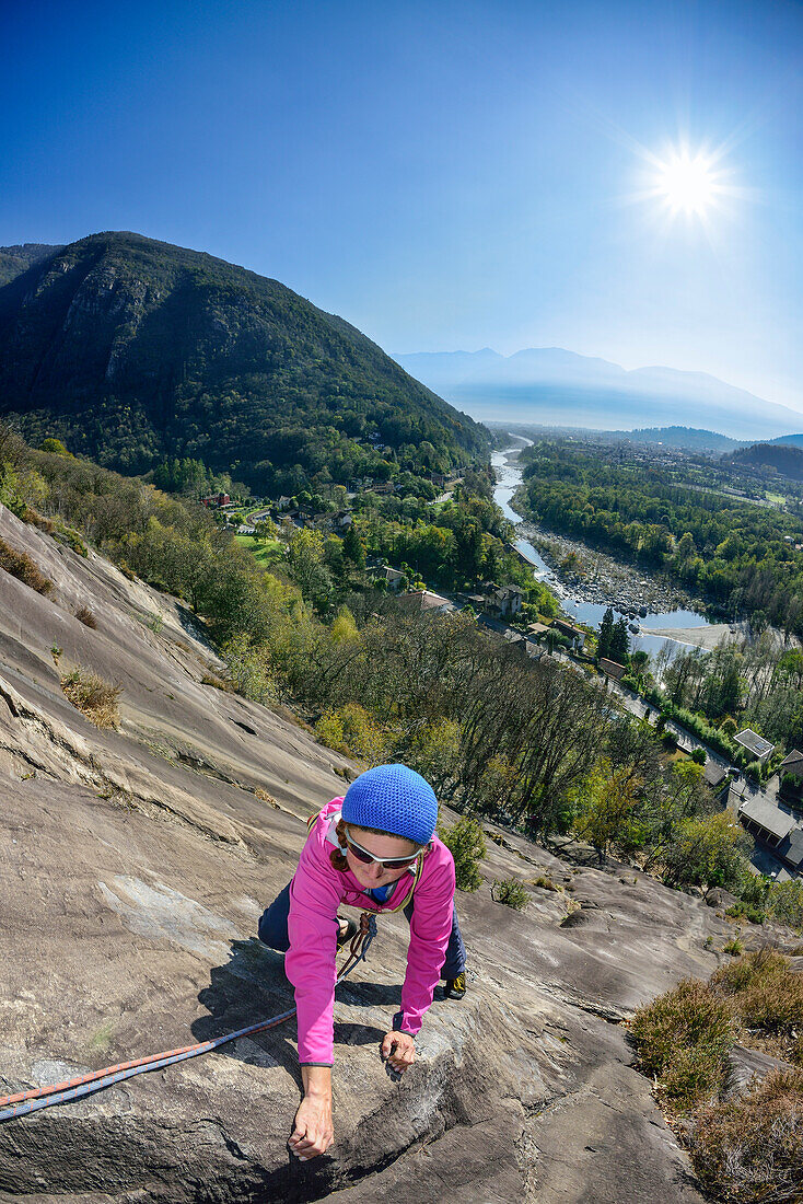 Frau klettert über Gneisfelsen, Placca di Tegna, Ponte Brolla, Tessin, Schweiz