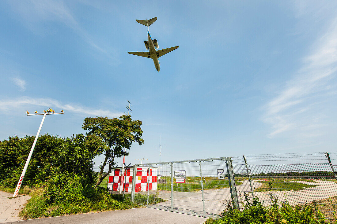 Flugzeug im Landeanflug, Hamburg, Deutschland