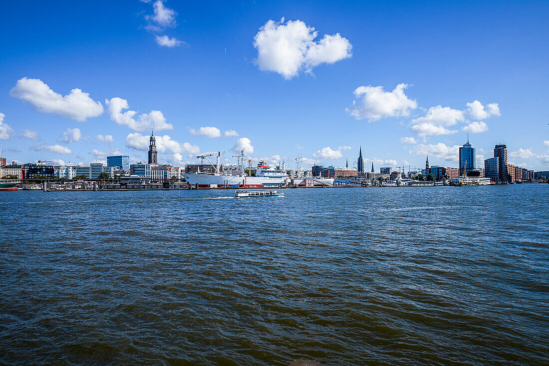 Stadtansicht mit St. Michaelis Kirche, Hamburg, Deutschland