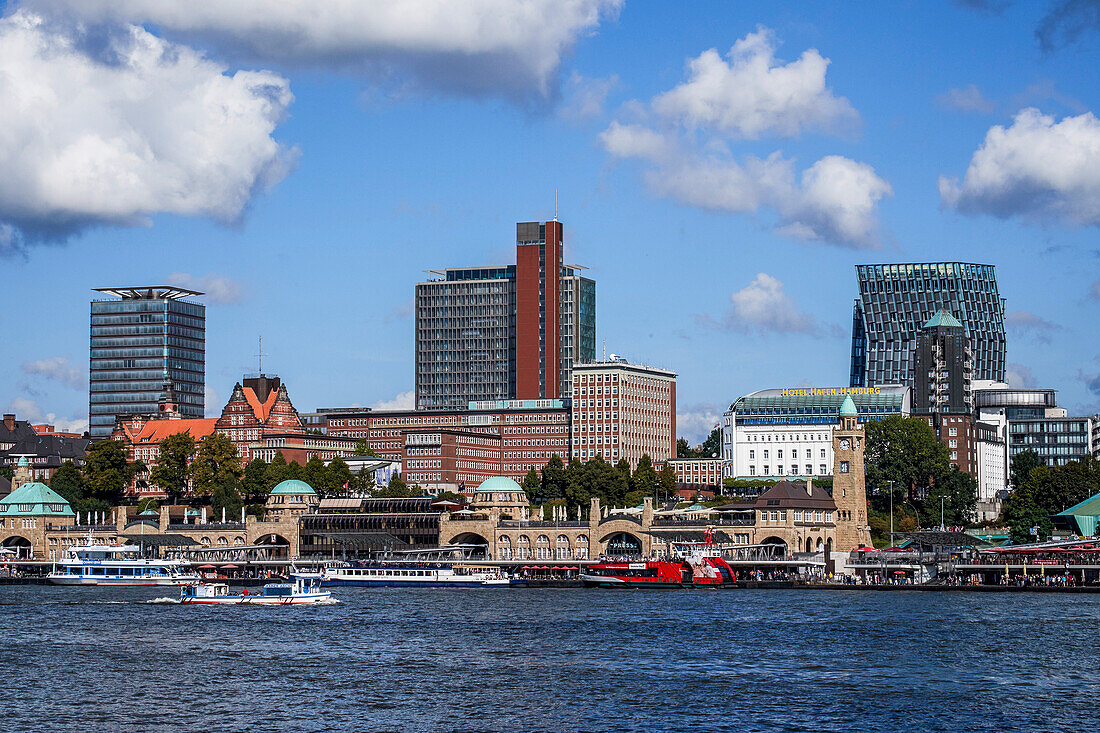 Blick über die Elbe auf Landungsbrücken, St. Pauli, Hamburg, Deutschland