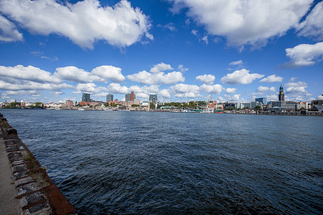 Stadtansicht mit Kirche Sankt Michaelis und Landungsbrücken, Hamburg, Deutschland