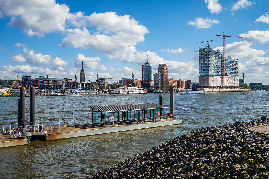 Blick über Elbe auf Elbphilharmonie und Kehrwiederspitze, Hamburg, Deutschland