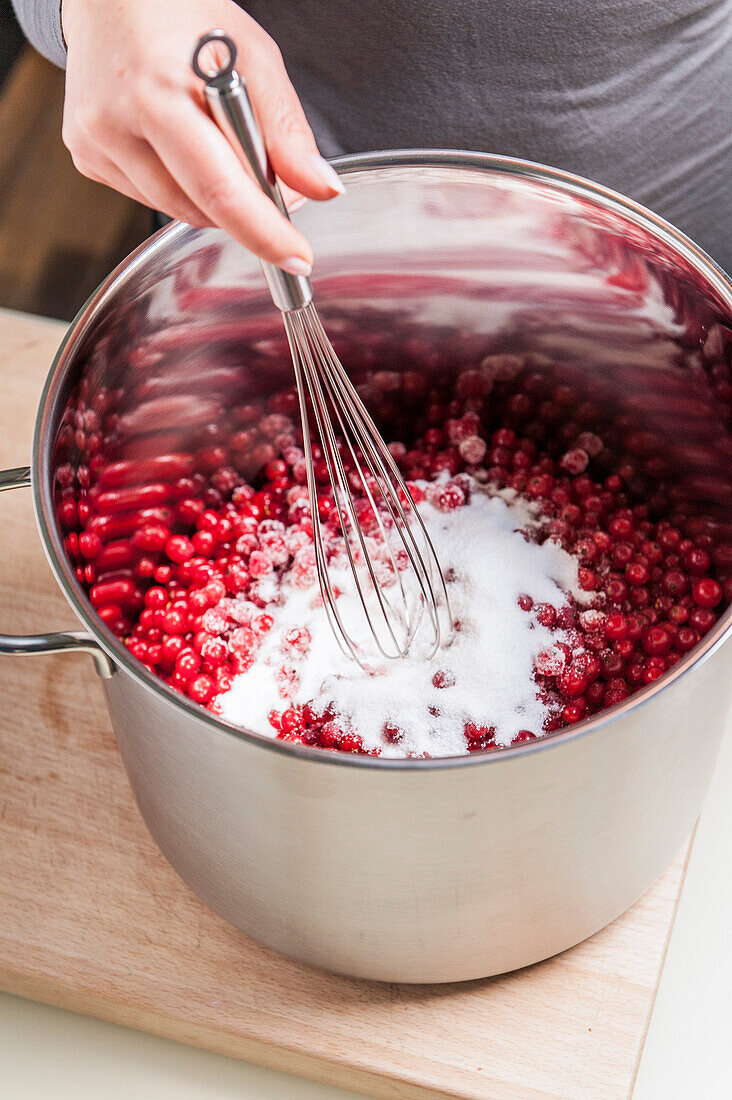 Zucker und Beeren in einem Kochtopf, Marmelade kochen, Hamburg, Deutschland