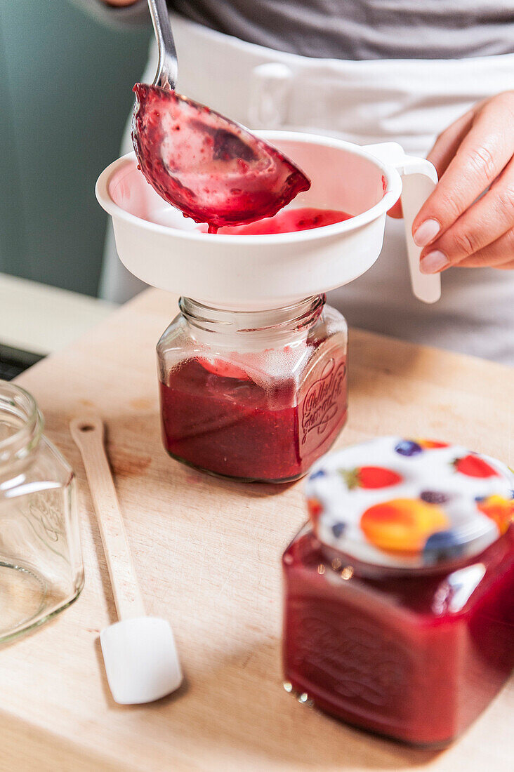 Marmelade wird in Gläser abgefüllt, Hamburg, Deutschland