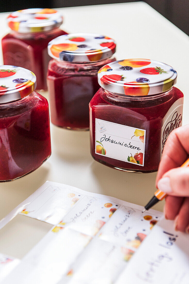 Beschriften von Etiketten für Marmeladengläser, Hamburg, Deutschland