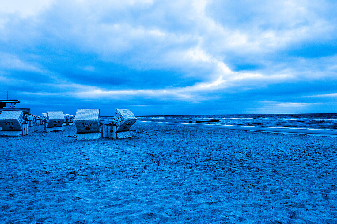 Strandkörbe am Strand in der Dämmerung, Kampen, Sylt, Schleswig-Holstein, Deutschland