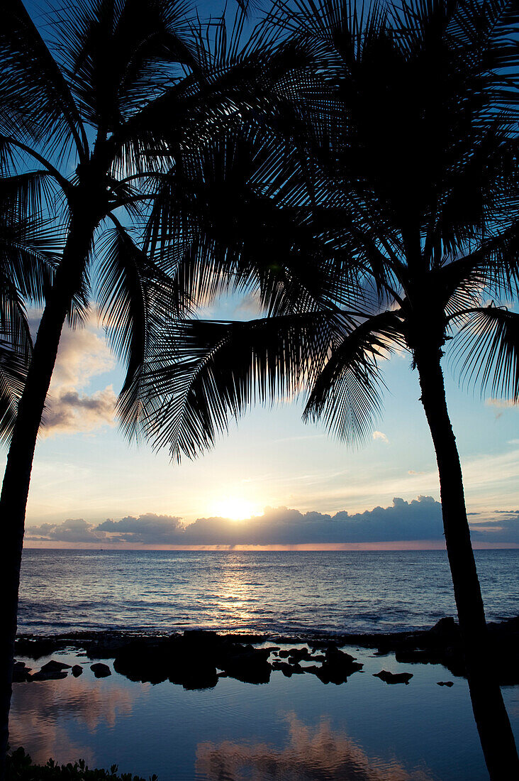 Hawaii, Oahu, Koolina, Vibrant Sunset On The West Shore Of Oahu.