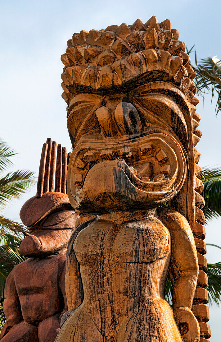 Hawaii, Oahu, Large Wooden Tiki Statues … License image 70518799