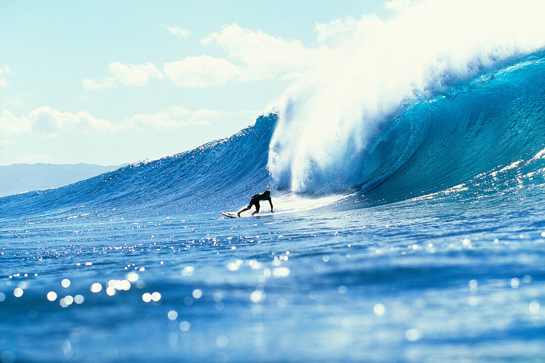 Hawaii, Oahu, North Shore, Banzai Pipeline, Pancho Sullivan Riding Wave