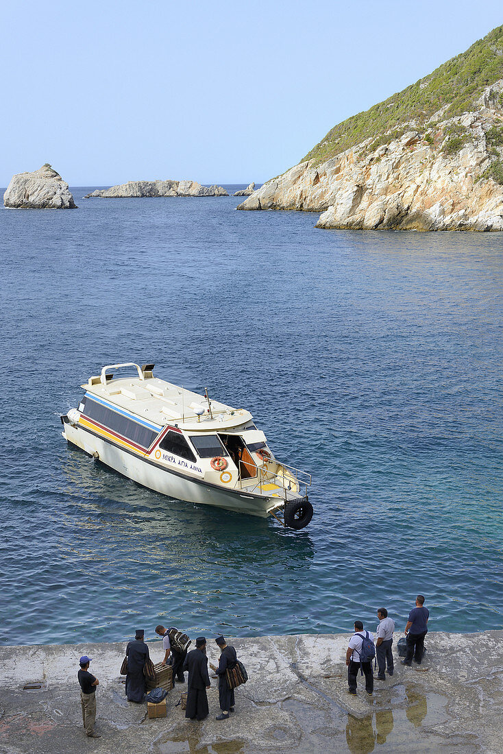 Greece, Chalkidiki, Mount Athos, World Heritage site, Arsana (port) of Kafsokalivia (Agias Triados), Arrival of the morning boat.