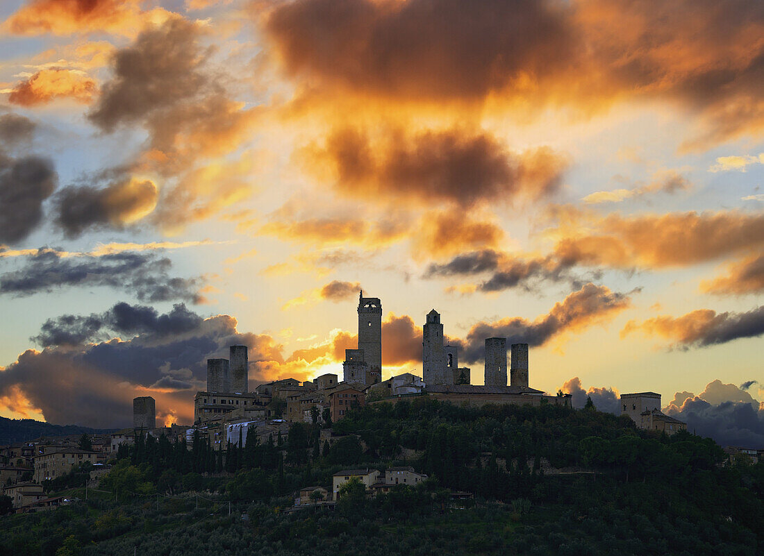 'San Gimignano at sunset; San Gimignano, Tuscany, Italy'