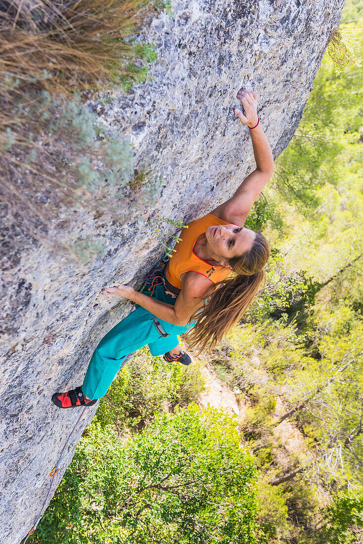 Ines Couto-Sorares, looking for her next move on the route, on a summer day at Margalef.