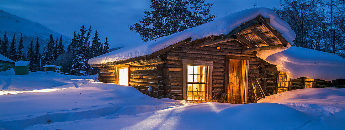 Historic Log Cabin In Wiseman Alaska Bild Kaufen 70519925 Lookphotos