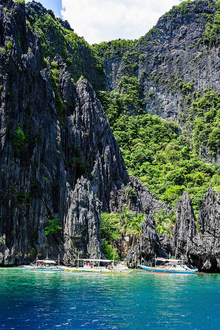 Outrigger boats in the crystal clear water in the Bacuit archipelago, Palawan, Philippines, Southeast Asia, Asia