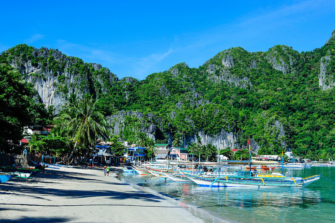 The bay of El Nido with outrigger boats, Bacuit Archipelago, Palawan, Philippines, Southeast Asia, Asia