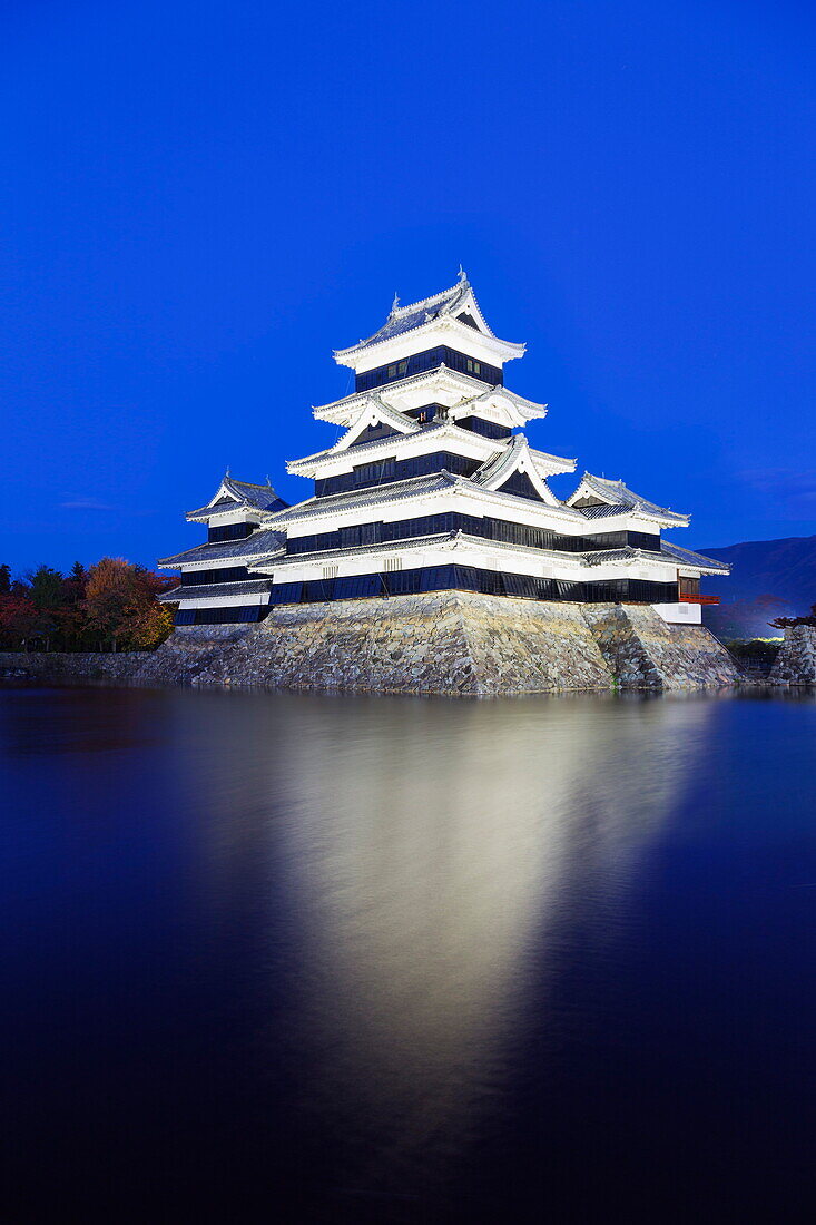 Matsumoto Castle (The Crow Castle) built in 1594, Matsumoto, Nagano Prefecture, Honshu, Japan, Asia