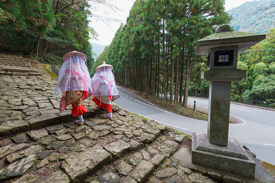 Pilgrims on Daimon-zaka Nachi Tokaido pilgrimage route, UNESCO World Heritage Site, Wakayama Prefecture, Honshu, Japan, Asia