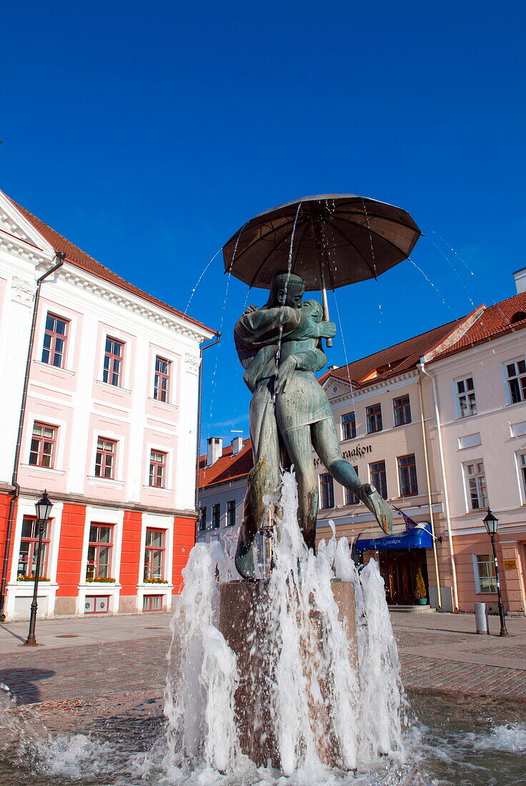 Statue of lovers (Suudlevad Tudengid), Town Hall Square (Raekoja Plats), Tartu, Estonia, Baltic States, Europe