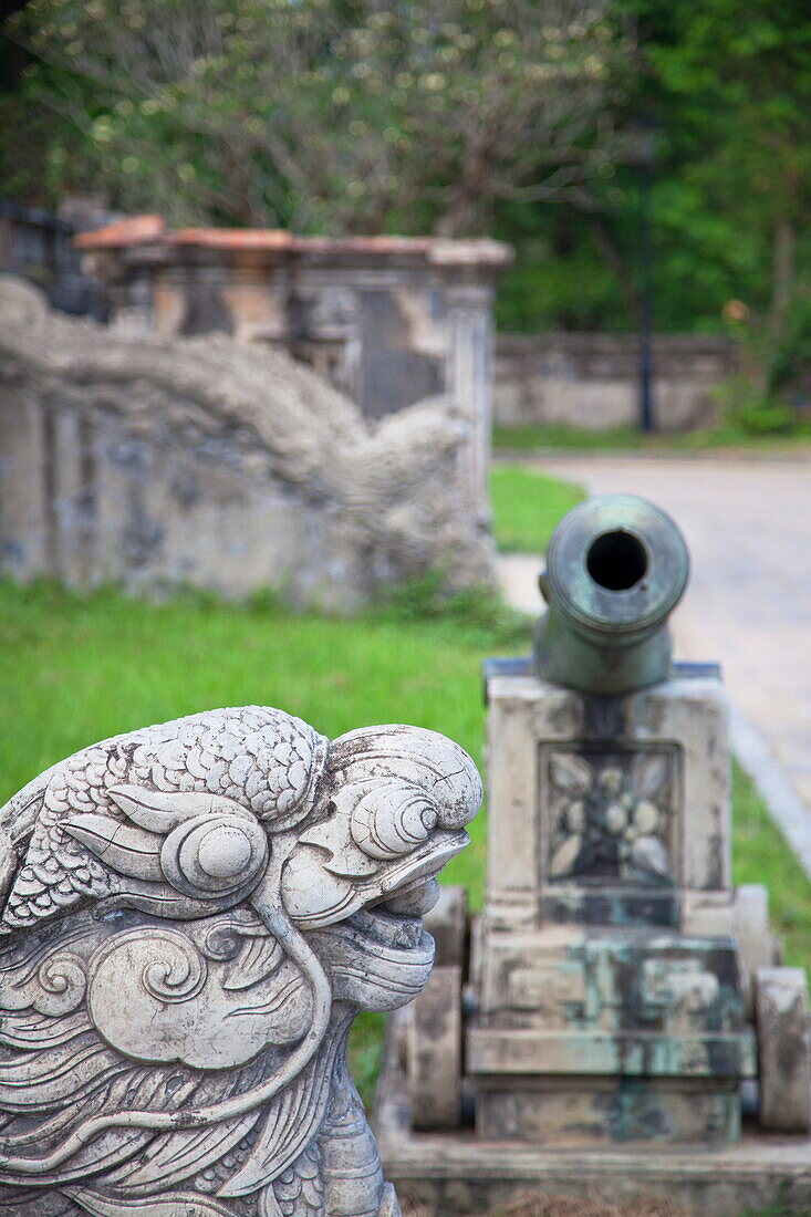 Statue and cannon in Forbidden Purple City in Citadel, UNESCO World Heritage Site, Hue, Thua Thien-Hue, Vietnam, Indochina, Southeast Asia, Asia