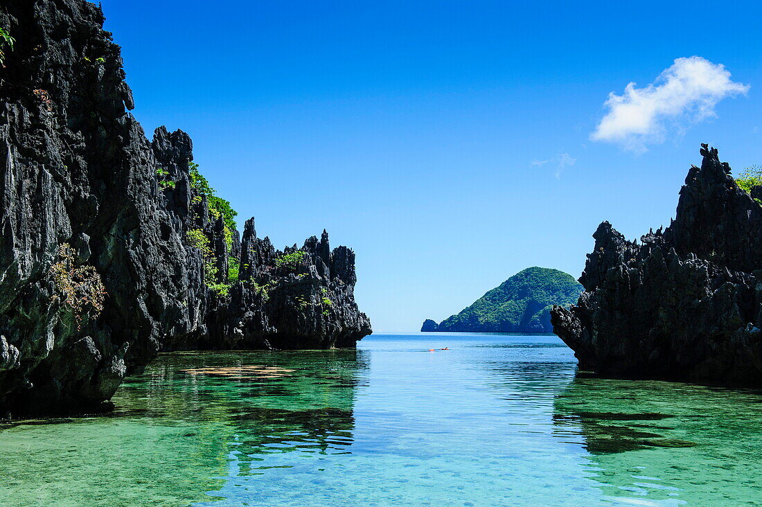 Crystal clear water in the Bacuit archipelago, Palawan, Philippines, Southeast Asia, Asia