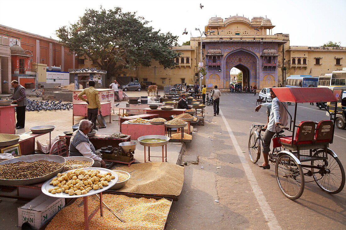 Sellers of pigeon food outside gates of City Palace, Jaipur, Rajasthan, India, Asia