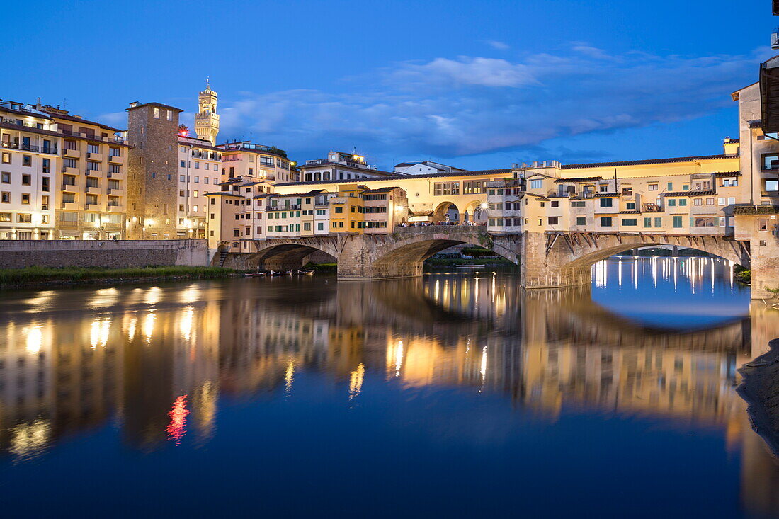 Ponte Vecchio and River Arno at dusk, Florence, UNESCO World Heritage Site, Tuscany, Italy, Europe