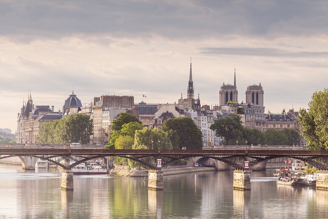 The Pont des Arts with Ile de la Cite in the background, Paris, France, Europe
