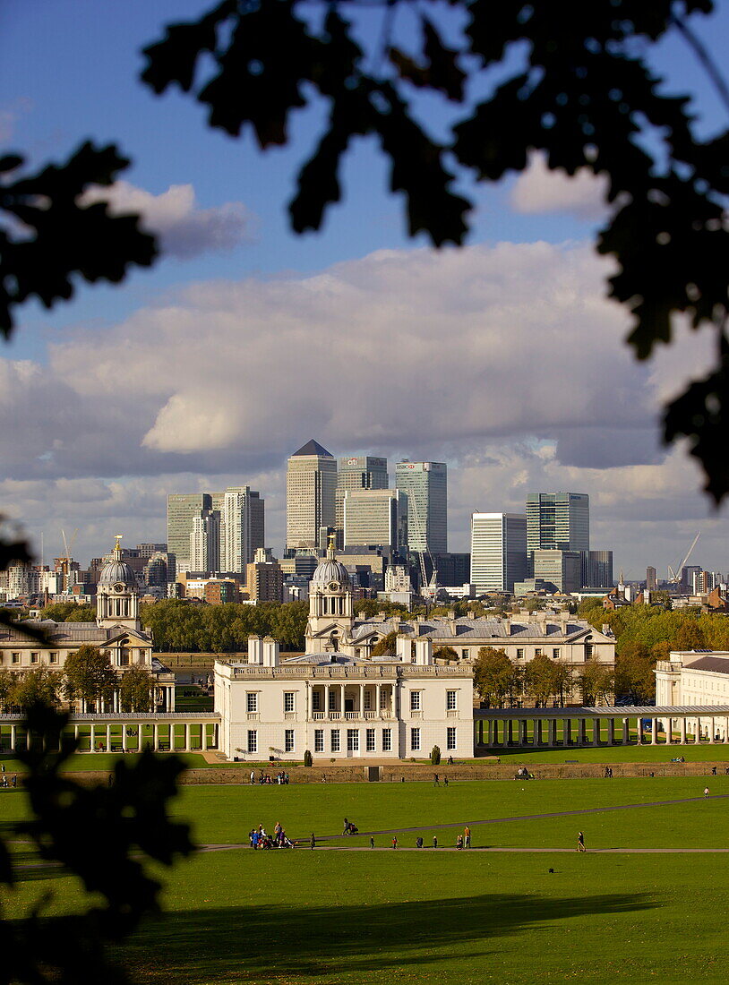 Observatory Hill, Greenwich Park, UNESCO World Heritage Site, Greenwich, and Docklands skyline, London, England, United Kingdom, Europe
