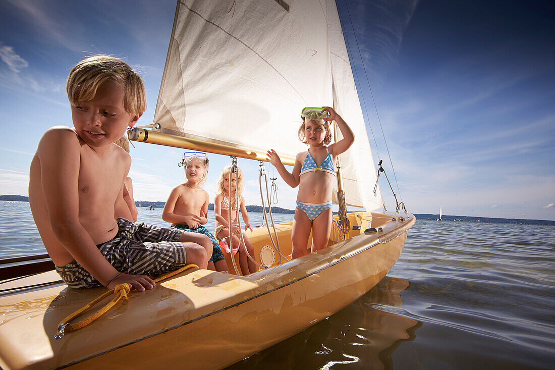 Kinder in einem Segelboot auf dem Starnberger See, Oberbayern, Bayern, Deutschland