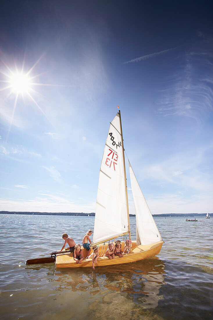Kinder in einem Segelboot auf dem Starnberger See, Oberbayern, Bayern, Deutschland