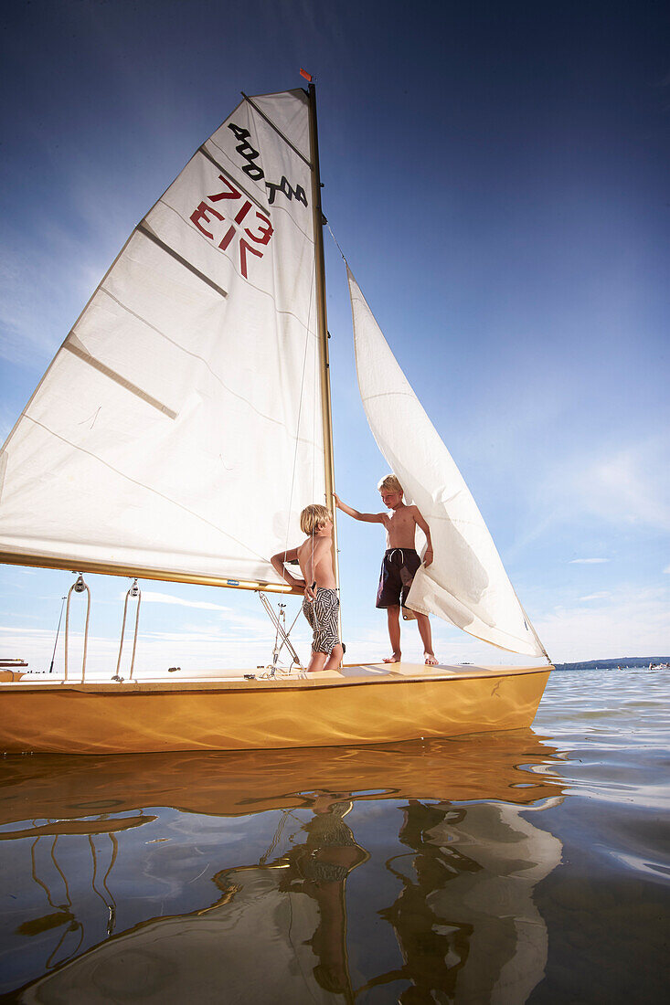 Zwei Jungen auf einen Segelboot, Starnberger See, Oberbayern, Bayern, Deutschland