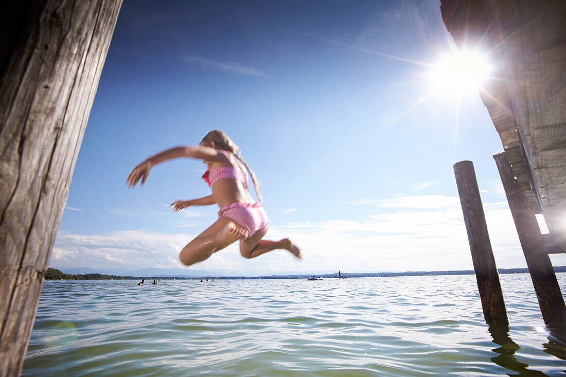 Mädchen springt ins Wasser, Starnberger See, Oberbayern, Bayern, Deutschland